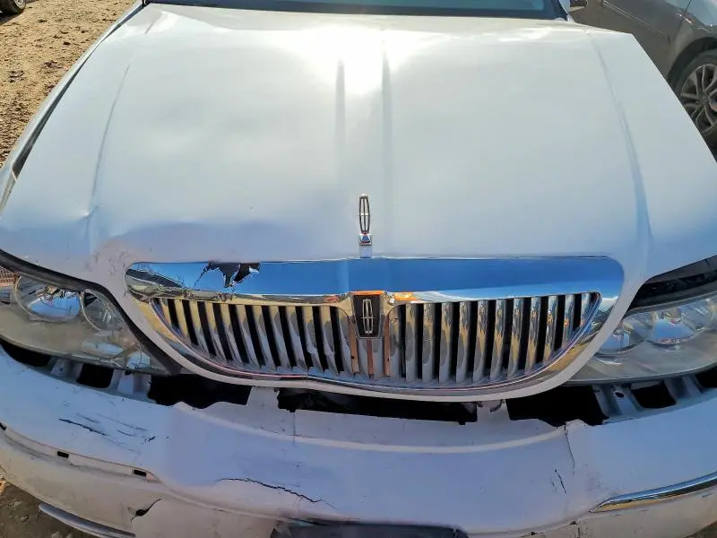 2011 LINCOLN TOWN CAR SIGNATURE LIMITED  