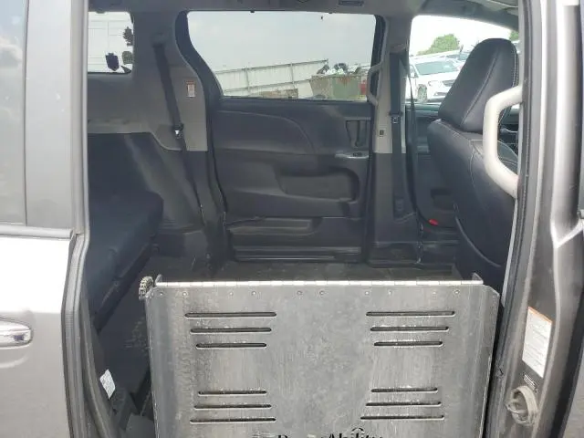 2017 TOYOTA SIENNA SE  