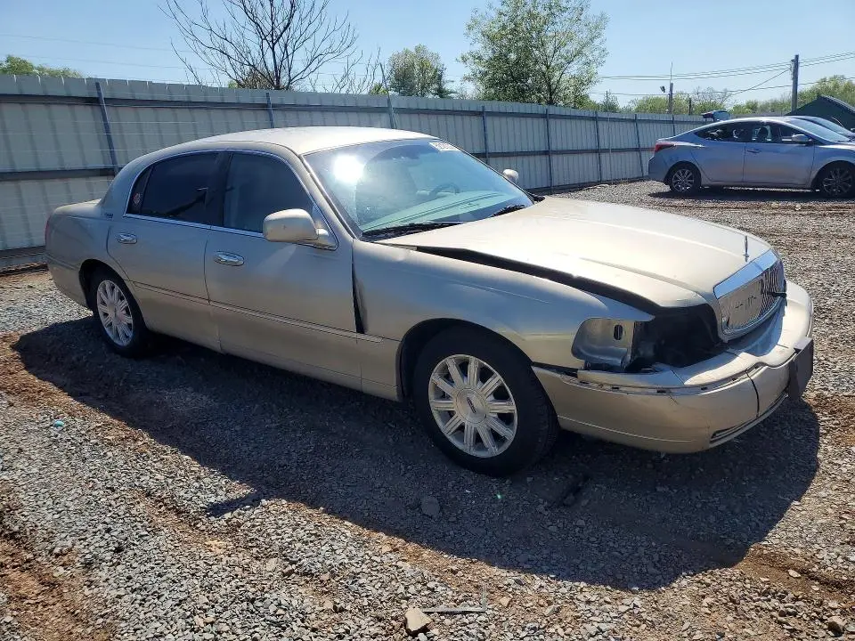 2011 LINCOLN TOWN CAR SIGNATURE LIMITED  