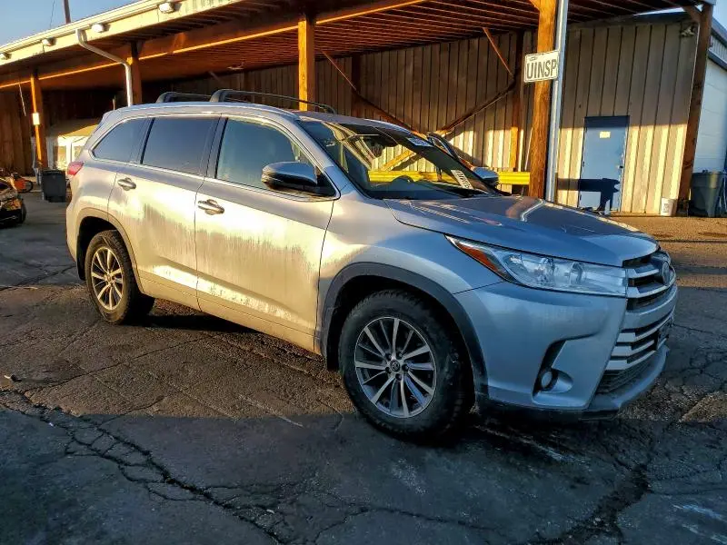 2018 TOYOTA HIGHLANDER SE  