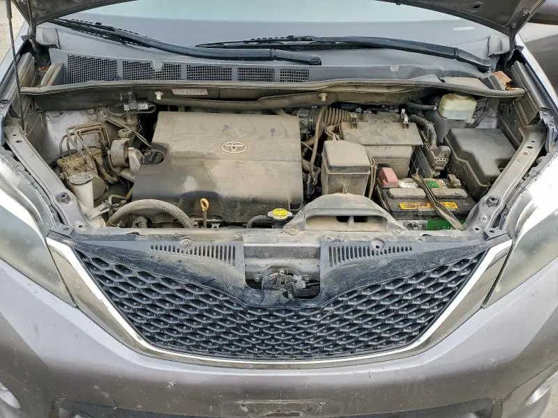 2016 TOYOTA SIENNA SE  