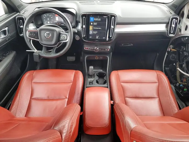 2019 VOLVO XC40 T5 MOMENTUM  