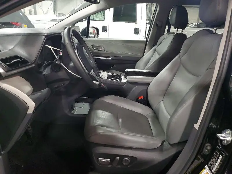2022 TOYOTA SIENNA XLE  