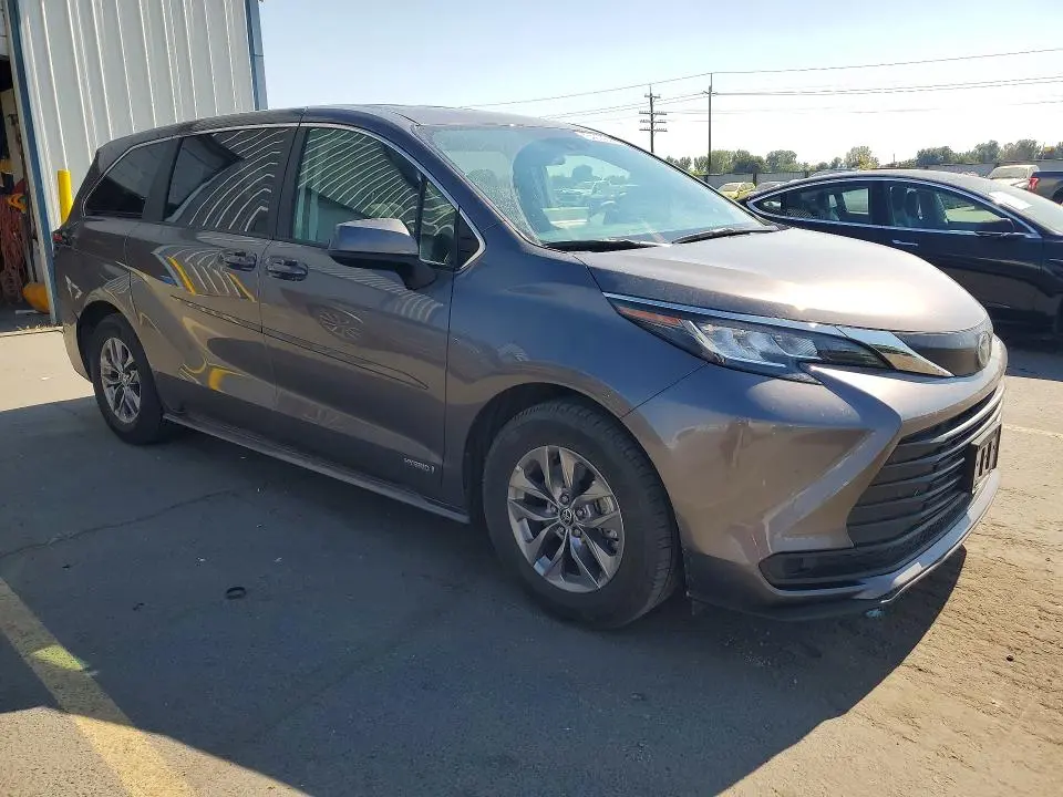 2021 TOYOTA SIENNA LE  