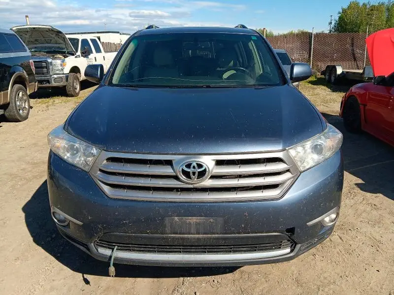 2011 TOYOTA HIGHLANDER SE  