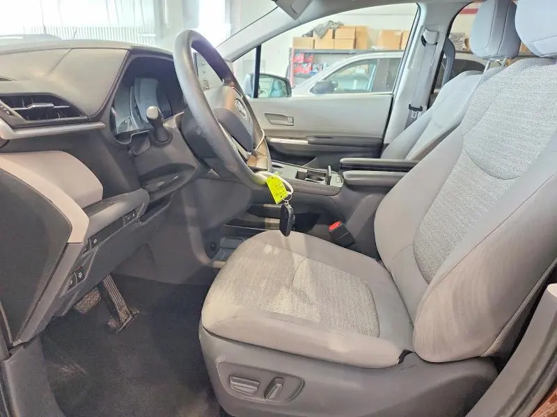 2021 TOYOTA SIENNA LE  