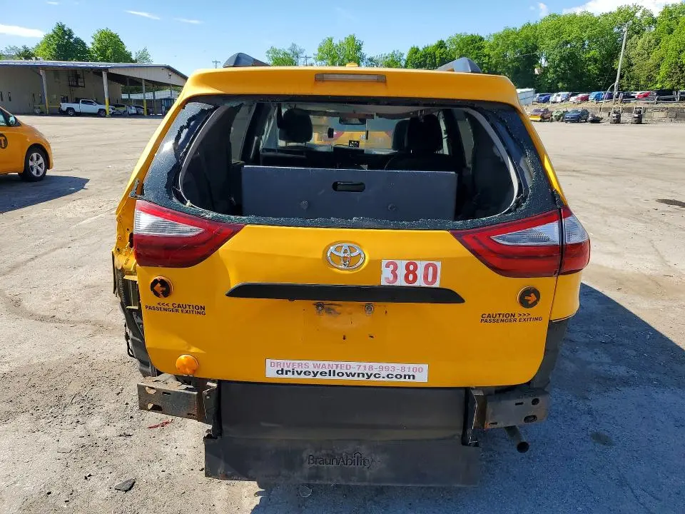 2017 TOYOTA SIENNA LE  