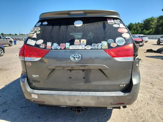 2013 TOYOTA SIENNA XLE