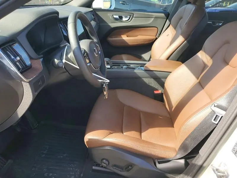 2023 VOLVO XC60 PLUS  