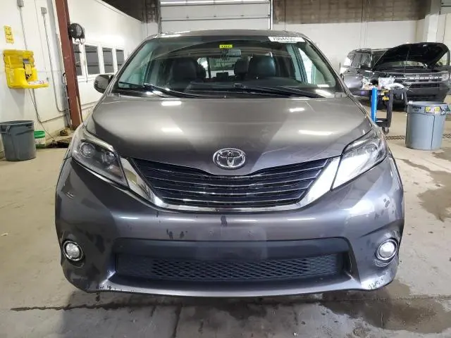 2017 TOYOTA SIENNA SE  