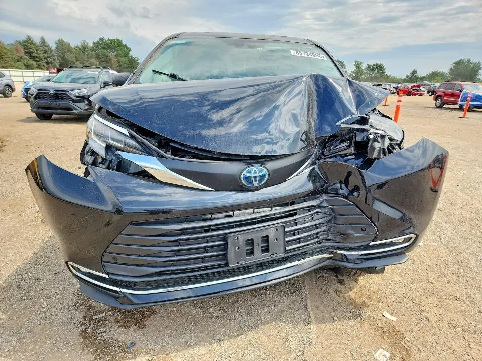 2021 TOYOTA SIENNA XLE  