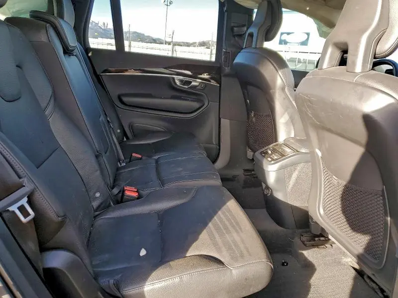 2017 VOLVO XC90 T6  