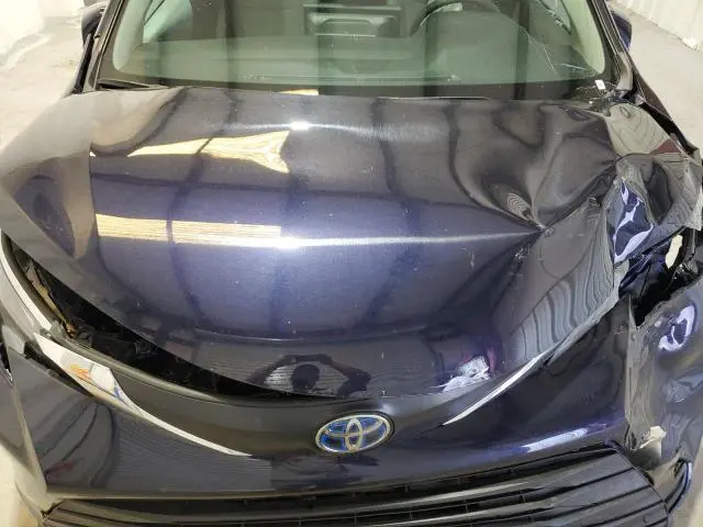 2025 TOYOTA SIENNA XLE  