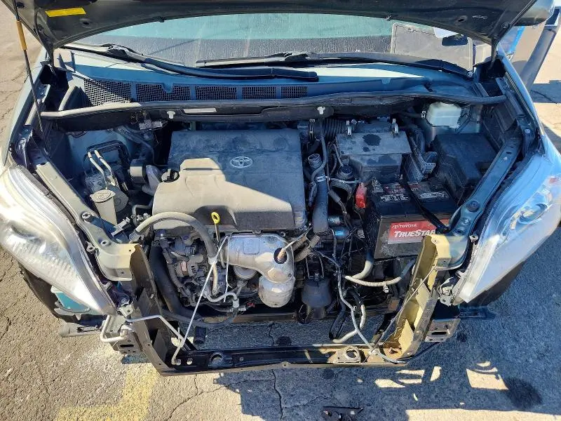 2013 TOYOTA SIENNA LE  
