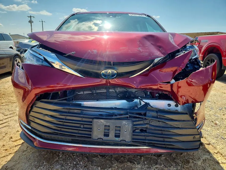 2023 TOYOTA SIENNA XLE  
