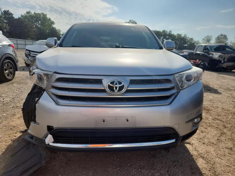2011 TOYOTA HIGHLANDER SE  