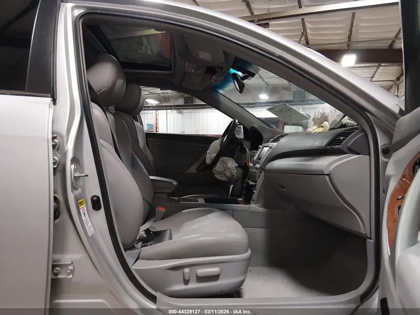 2011 TOYOTA CAMRY XLE V6