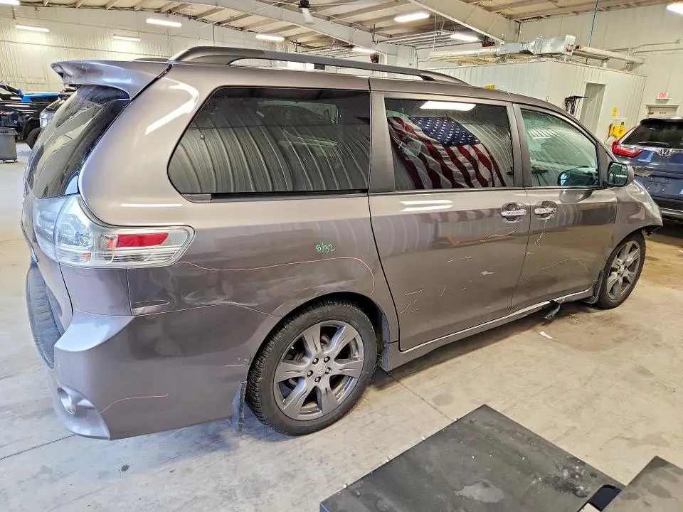 2017 TOYOTA SIENNA   
