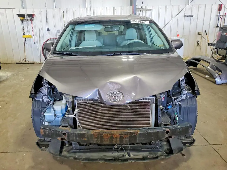 2013 TOYOTA SIENNA LE  