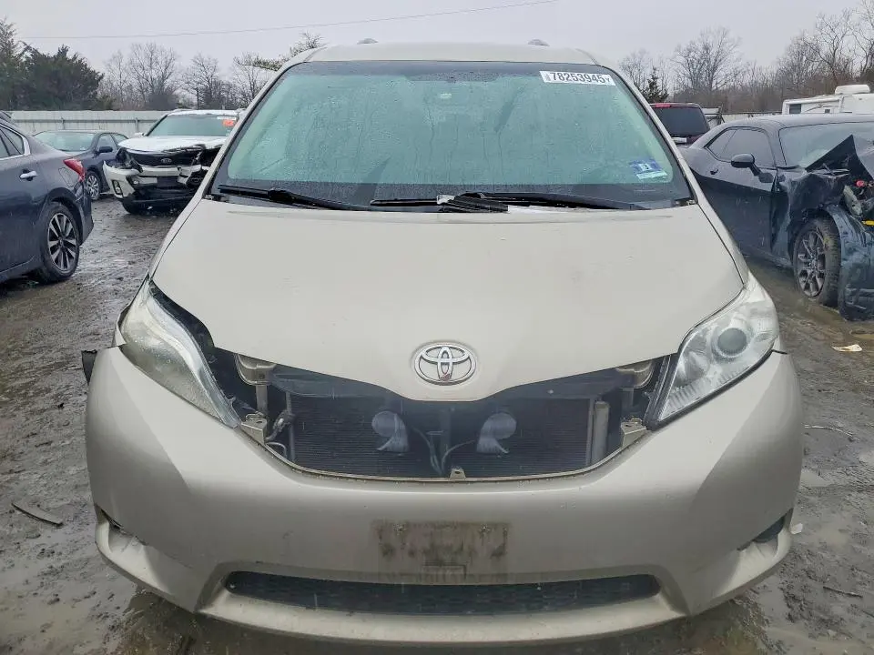 2017 TOYOTA SIENNA LE  