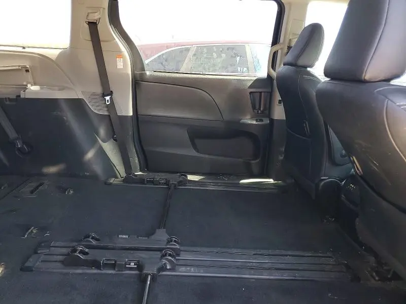 2017 TOYOTA SIENNA SE  