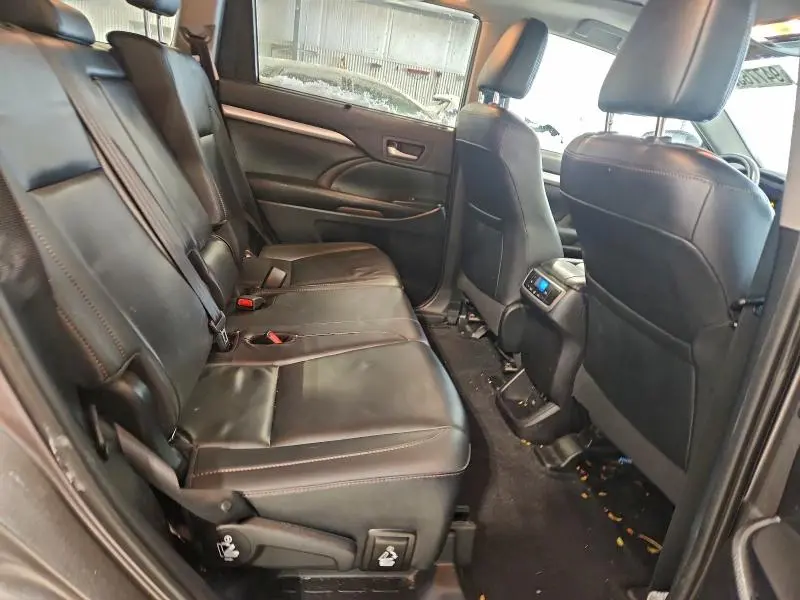 2019 TOYOTA HIGHLANDER SE  