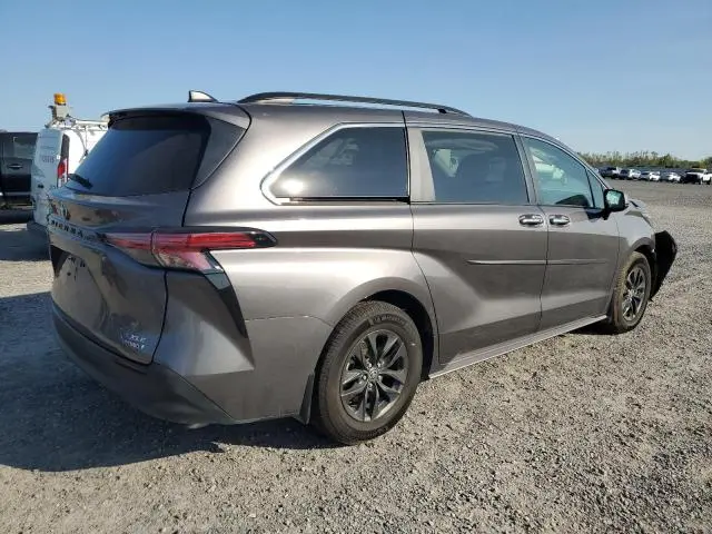 2022 TOYOTA SIENNA LE  