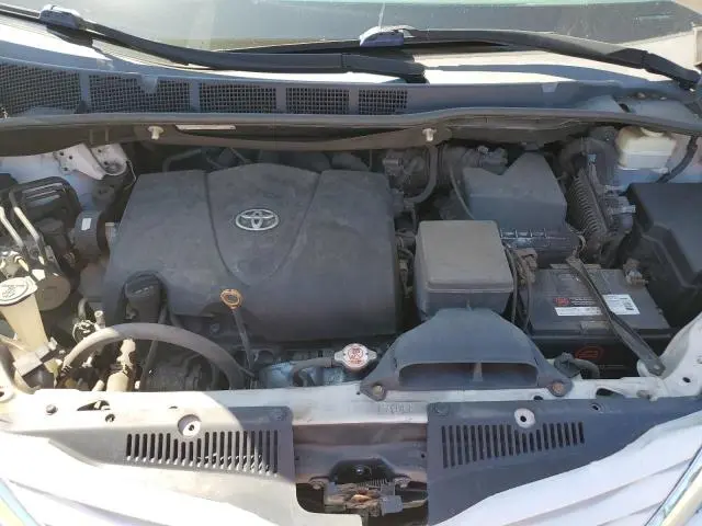 2017 TOYOTA SIENNA LE  