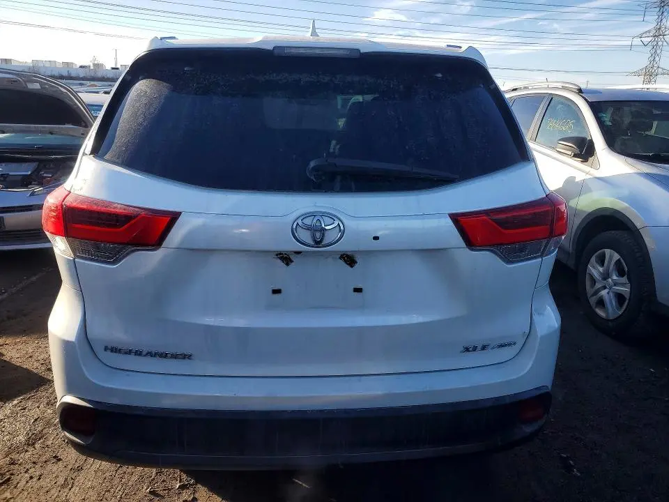 2018 TOYOTA HIGHLANDER SE  