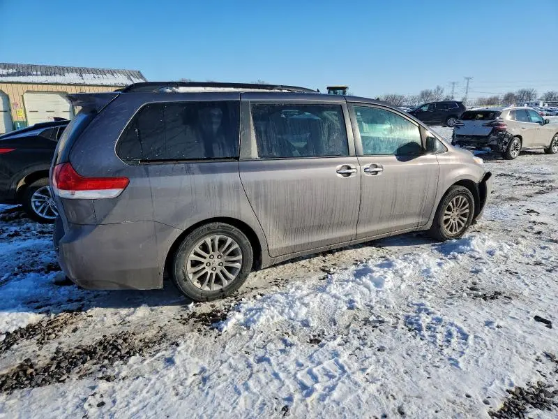 2011 TOYOTA SIENNA XLE  
