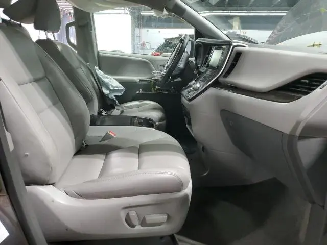 2018 TOYOTA SIENNA XLE  