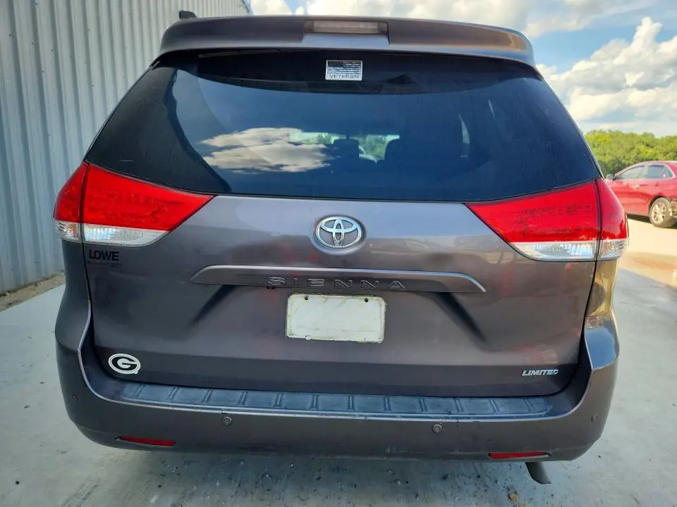 2014 TOYOTA SIENNA XLE 8-PASSENGER  