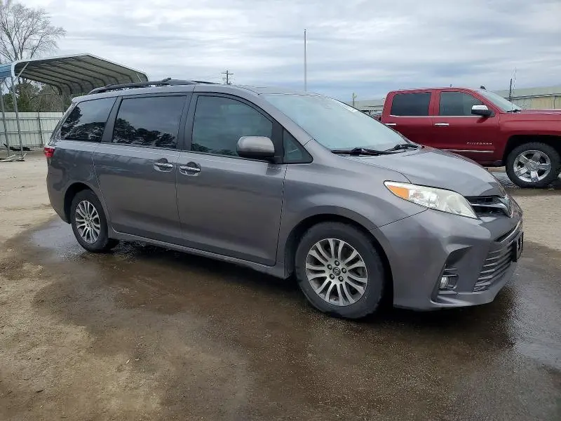 2018 TOYOTA SIENNA XLE  