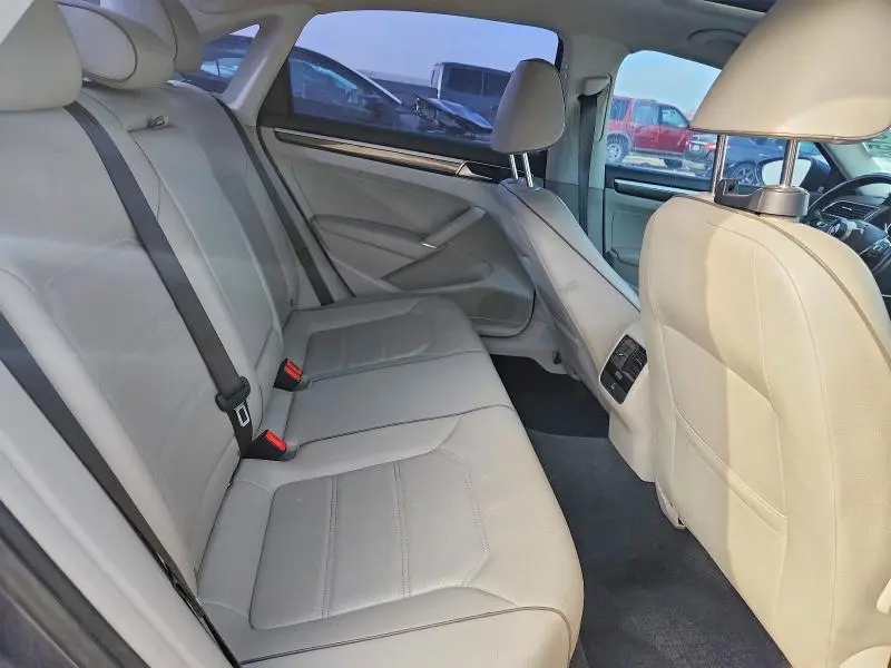 2016 VOLKSWAGEN PASSAT SE  