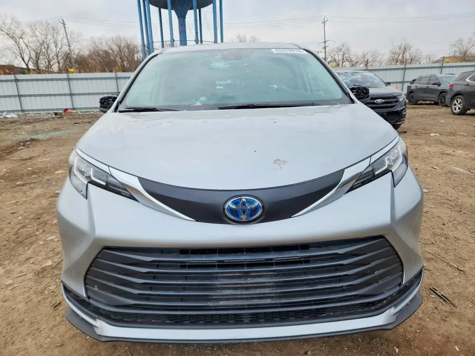 2021 TOYOTA SIENNA LE 8-PASSENGER  