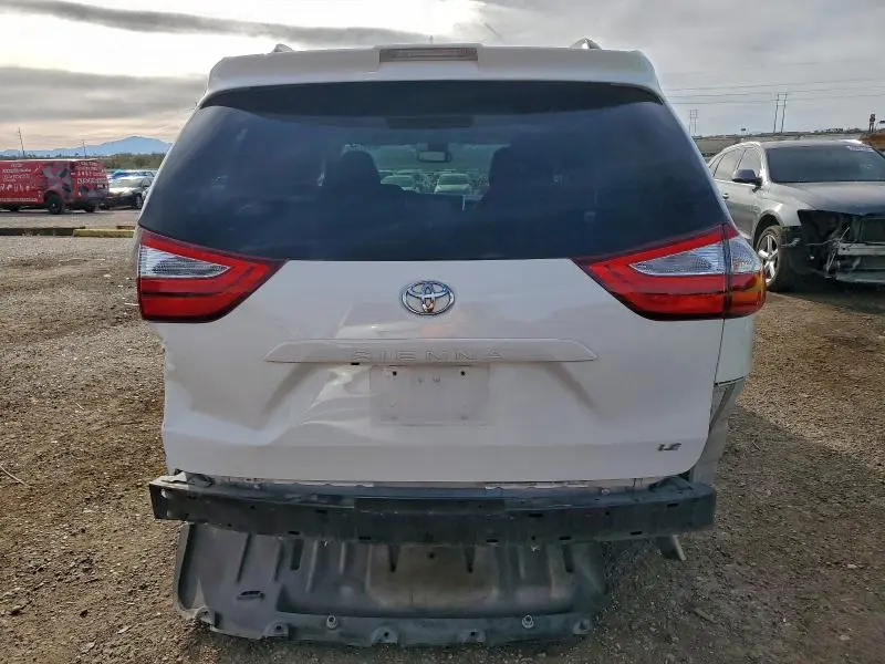 2018 TOYOTA SIENNA LE  