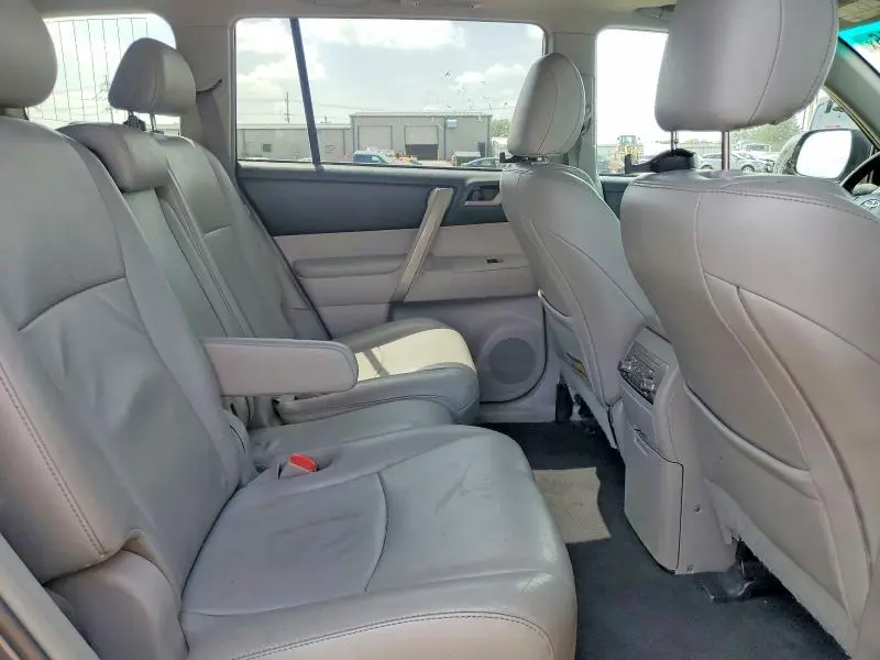 2011 TOYOTA HIGHLANDER SE  