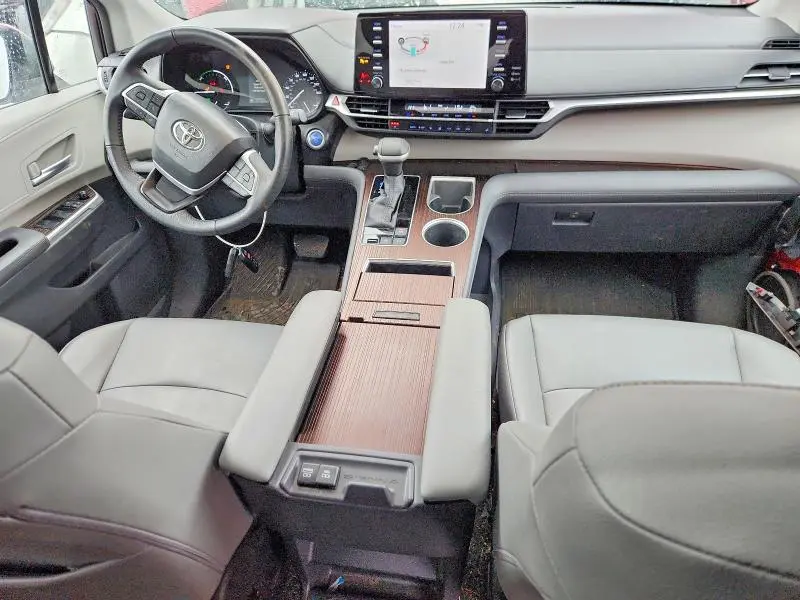 2023 TOYOTA SIENNA XLE  