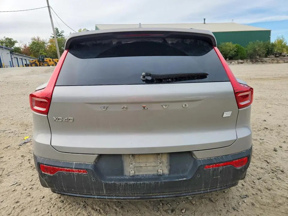 2023 VOLVO XC40   