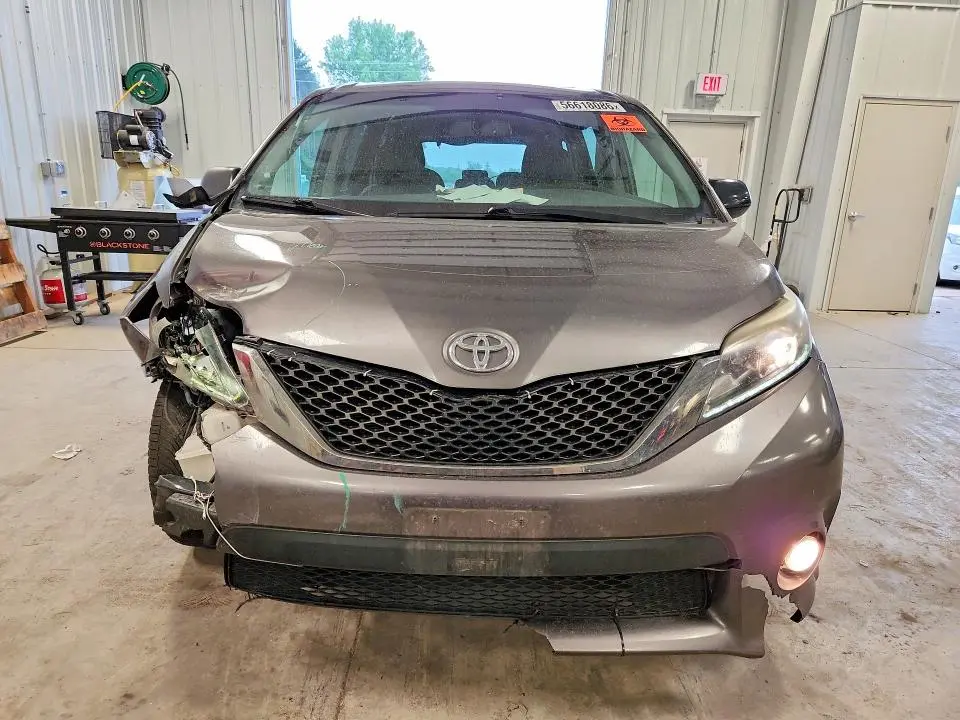 2017 TOYOTA SIENNA   