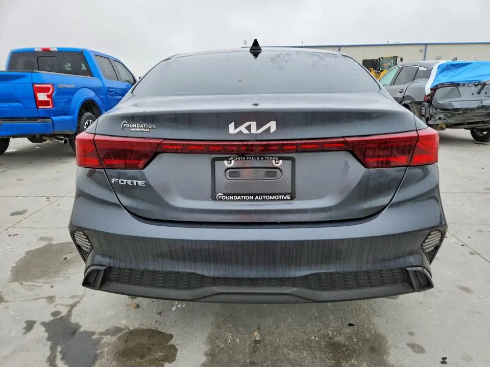 2023 KIA FORTE LXS  