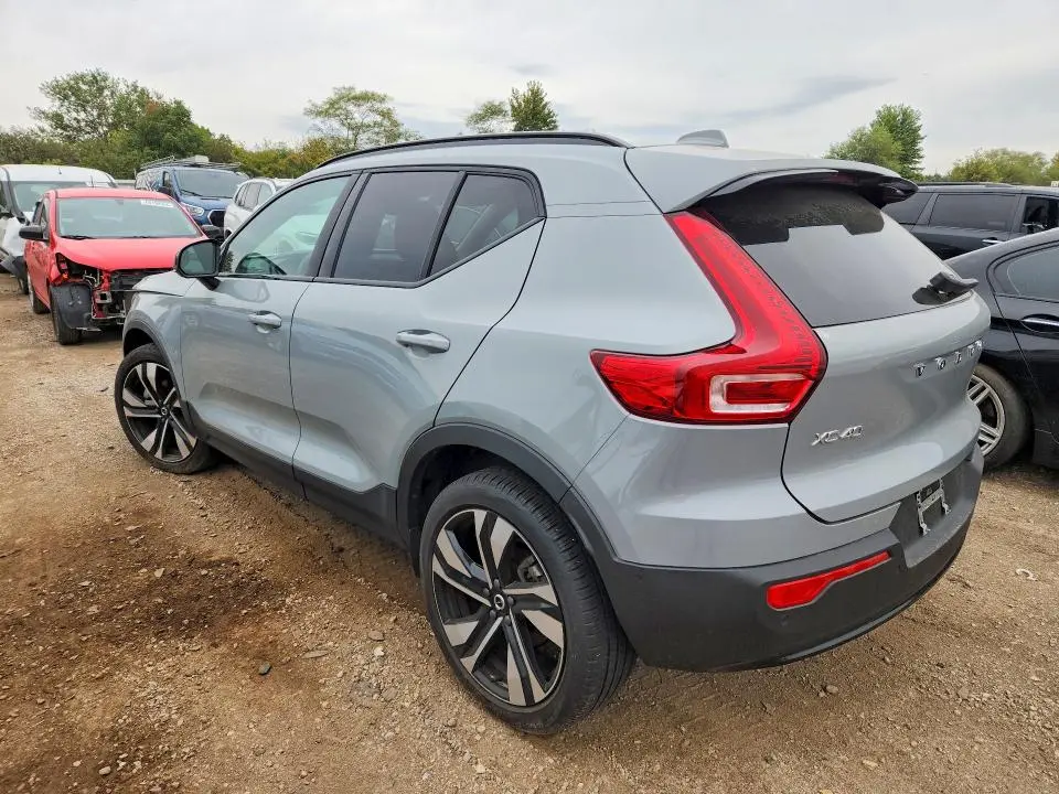 2024 VOLVO XC40 PLUS  