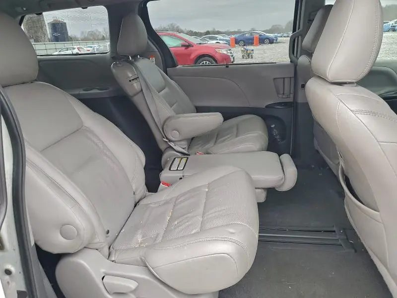 2015 TOYOTA SIENNA LE  