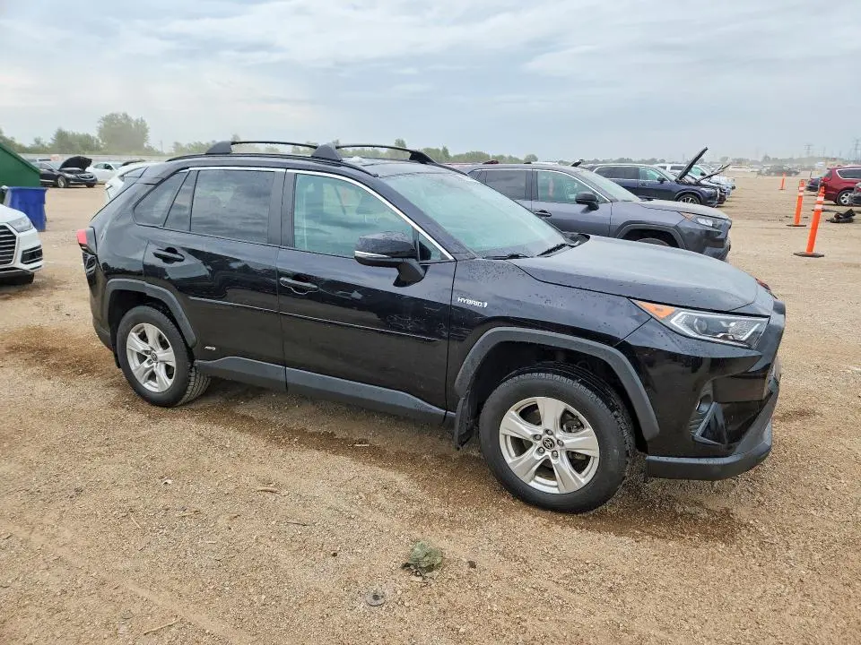 2021 TOYOTA RAV4 XLE  