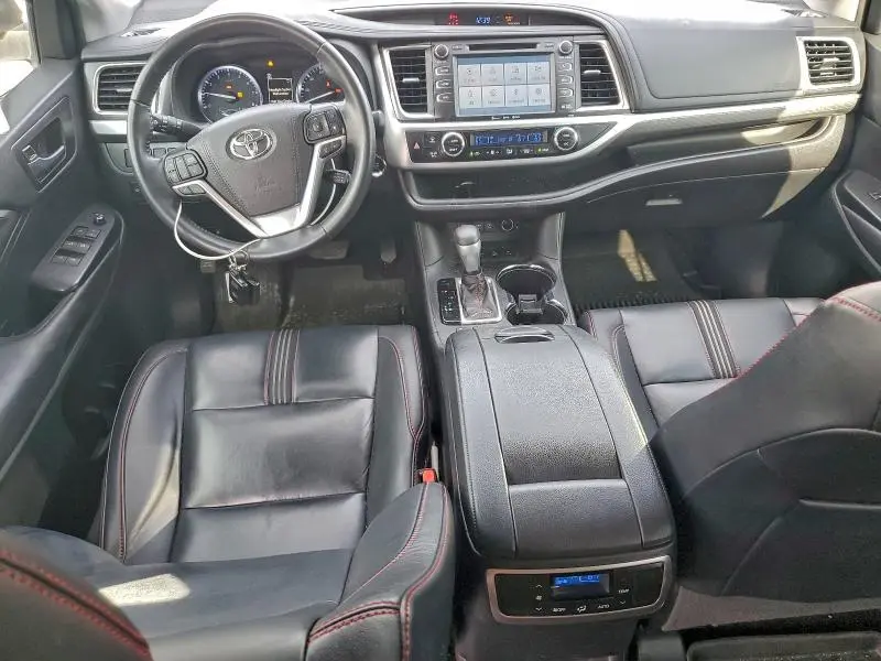 2019 TOYOTA HIGHLANDER SE  