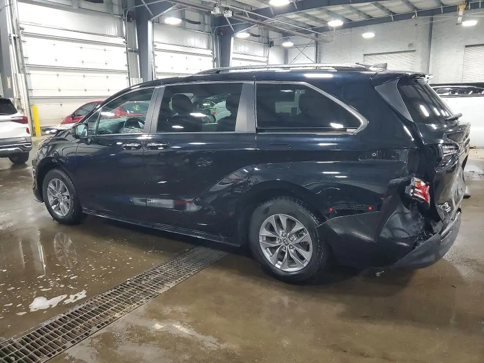 2022 TOYOTA SIENNA XLE  