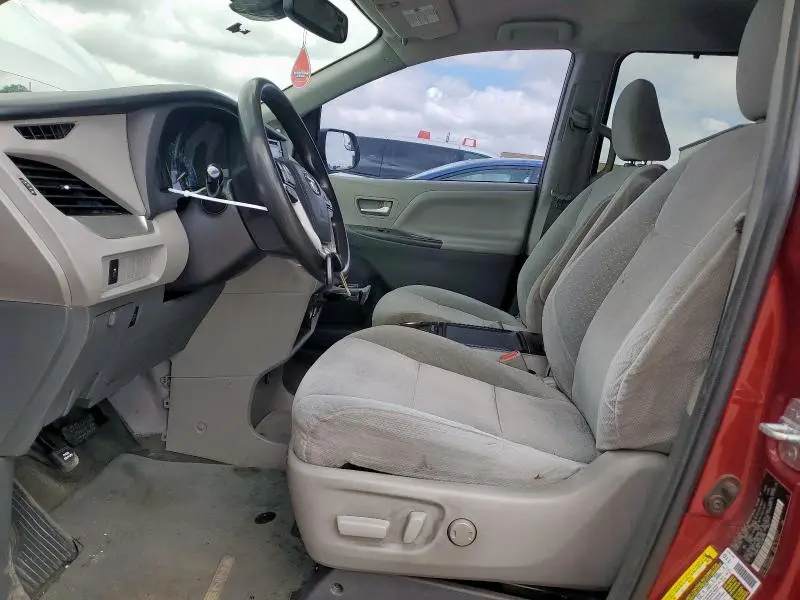 2018 TOYOTA SIENNA LE  