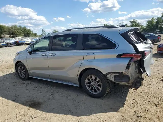 2021 TOYOTA SIENNA XLE  