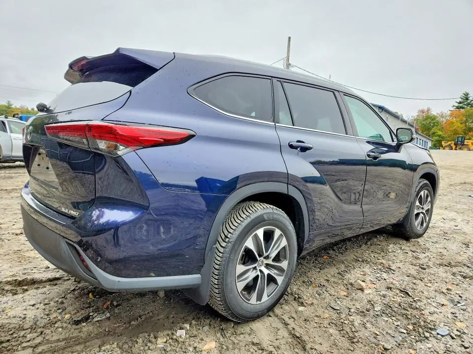 2022 TOYOTA HIGHLANDER XLE  