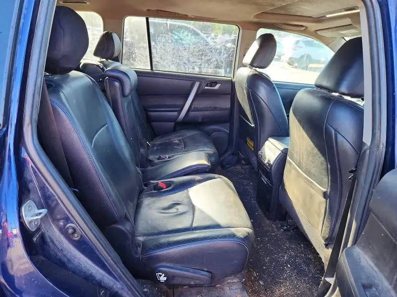 2013 TOYOTA HIGHLANDER SE  